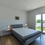 4 Bed - Sleeps 8 - Pool - Garden - Parking Casa de Férias