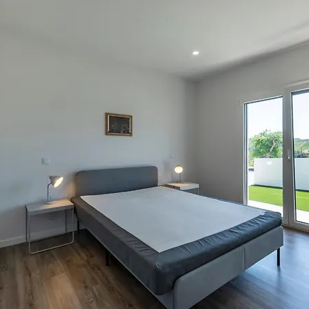 4 Bed - Sleeps 8 - Pool - Garden - Parking 度假居