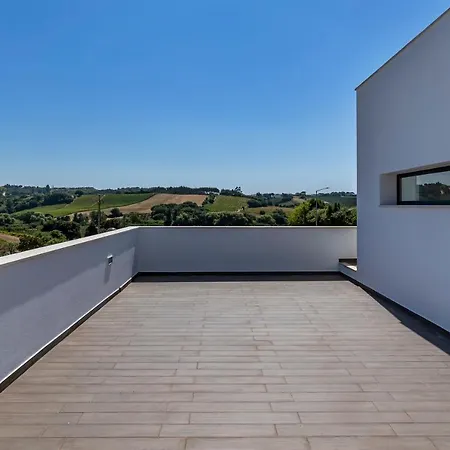 4 Bed - Sleeps 8 - Pool - Garden - Parking Semesterbostad *