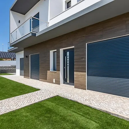 4 Bed - Sleeps 8 - Pool - Garden - Parking Casa de Férias Vermelha