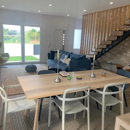 Semesterbostad 4 Bed - Sleeps 8 - Pool - Garden - Parking