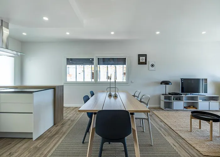 4 Bed - Sleeps 8 - Pool - Garden - Parking *