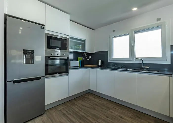 4 Bed - Sleeps 8 - Pool - Garden - Parking Vermelha