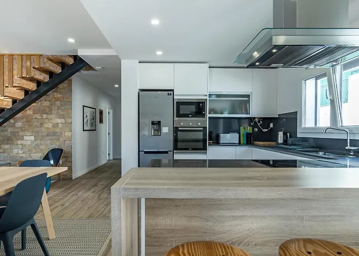 4 Bed - Sleeps 8 - Pool - Garden - Parking