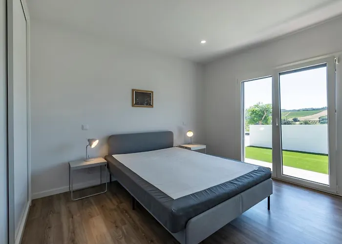 4 Bed - Sleeps 8 - Pool - Garden - Parking Casa de Férias