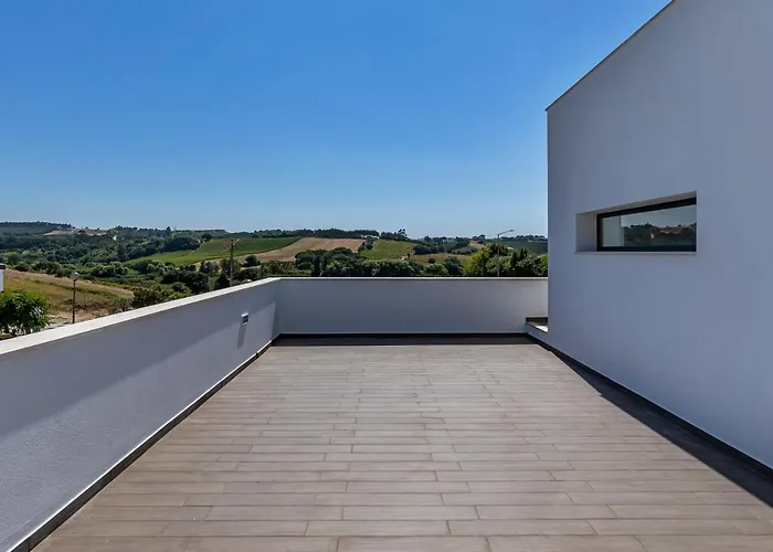 4 Bed - Sleeps 8 - Pool - Garden - Parking Casa de Férias *