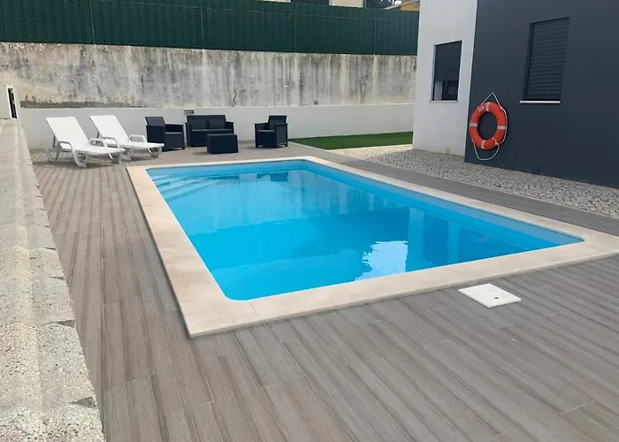 4 Bed - Sleeps 8 - Pool - Garden - Parking